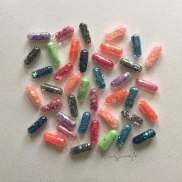 Peinture happy pills 2 par Marjot Emily Jane  | Tableau Matiérisme Minimaliste