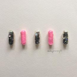 Peinture black pills par Marjot Emily Jane  | Tableau Matiérisme Minimaliste