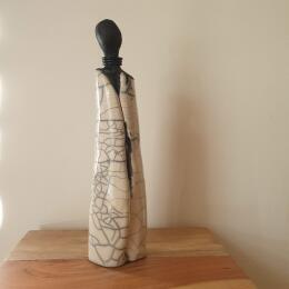 Sculpture Silhouette aux colliers par Escoffier Odile | Sculpture Abstrait Raku Minimaliste