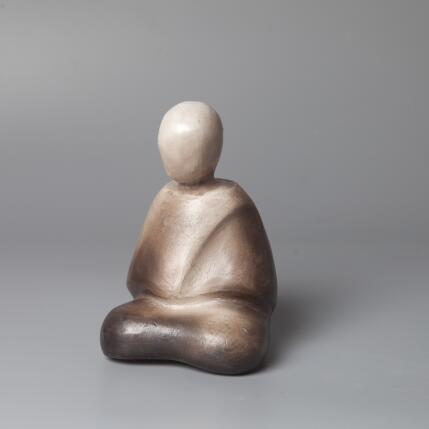 Sculpture Le Méditant par Nathalie Roverato | Sculpture Figuratif Raku Minimaliste, Scènes de vie
